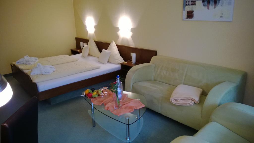Landhotel Vierjahreszeiten Бад-Кёнигсхофен-им-Грабфельд Номер фото