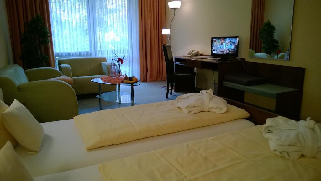 Landhotel Vierjahreszeiten Бад-Кёнигсхофен-им-Грабфельд Номер фото